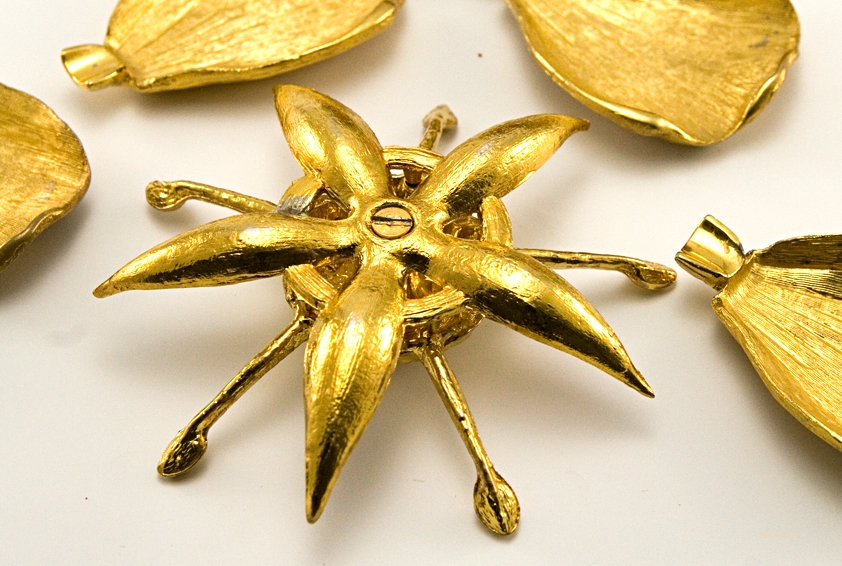 Personal Size Ashtrays Disguised as a Flower Big Ashtray