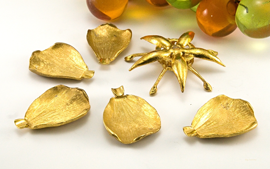 Personal Size Ashtrays Disguised as a Flower Big Ashtray