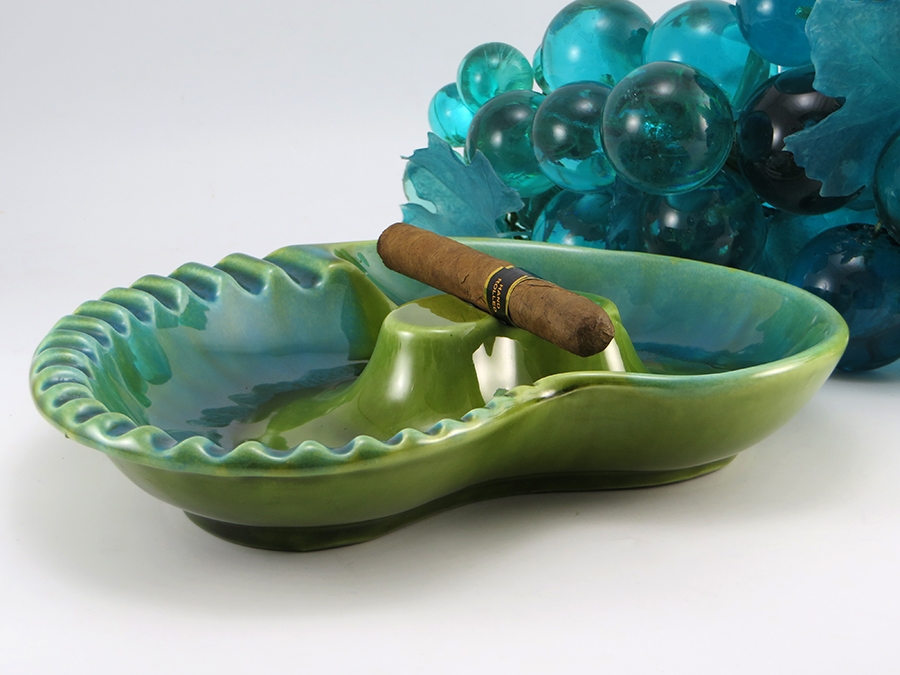 Retro Ashtray in Classic Kidney Bean Form Big Ashtray